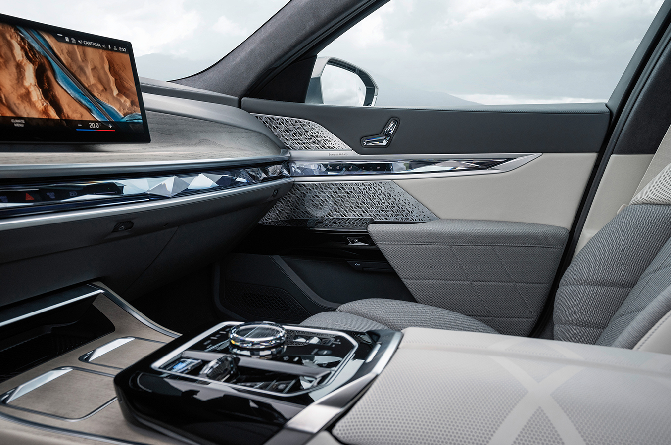 Curved Display and BMW Interaction Bar with faceted look of  BMW i7 xDrive60