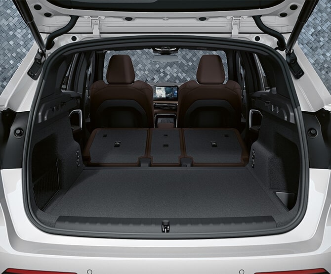 The spacious luggage compartment of BMW electric car iX1 xDrive30 xLine offers a wide variety of stowage options